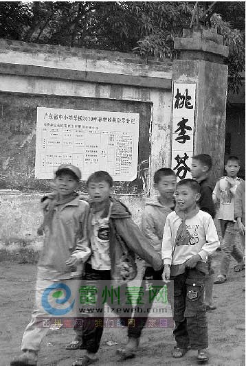 广东最穷村落后全国30年 300人学校无厕所(图)
